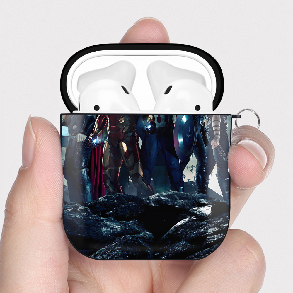 （画像用） アベンジャーズ The Avengers AirPods 第2世代保護ケース ハードシェル ブラック 耐衝撃・防指紋・カラビナ付き