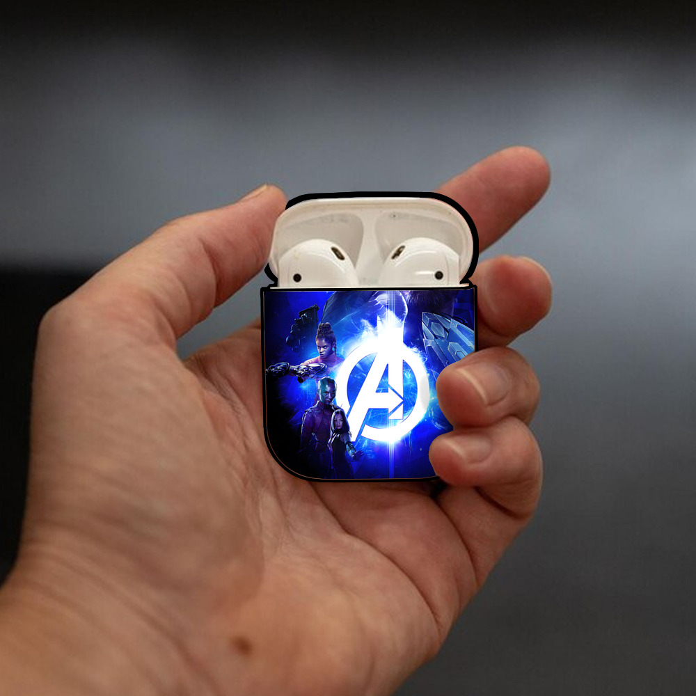 アベンジャーズ The Avengers AirPods 第2世代保護ケース ハードシェル ブラック 耐衝撃・防指紋・カラビナ付き