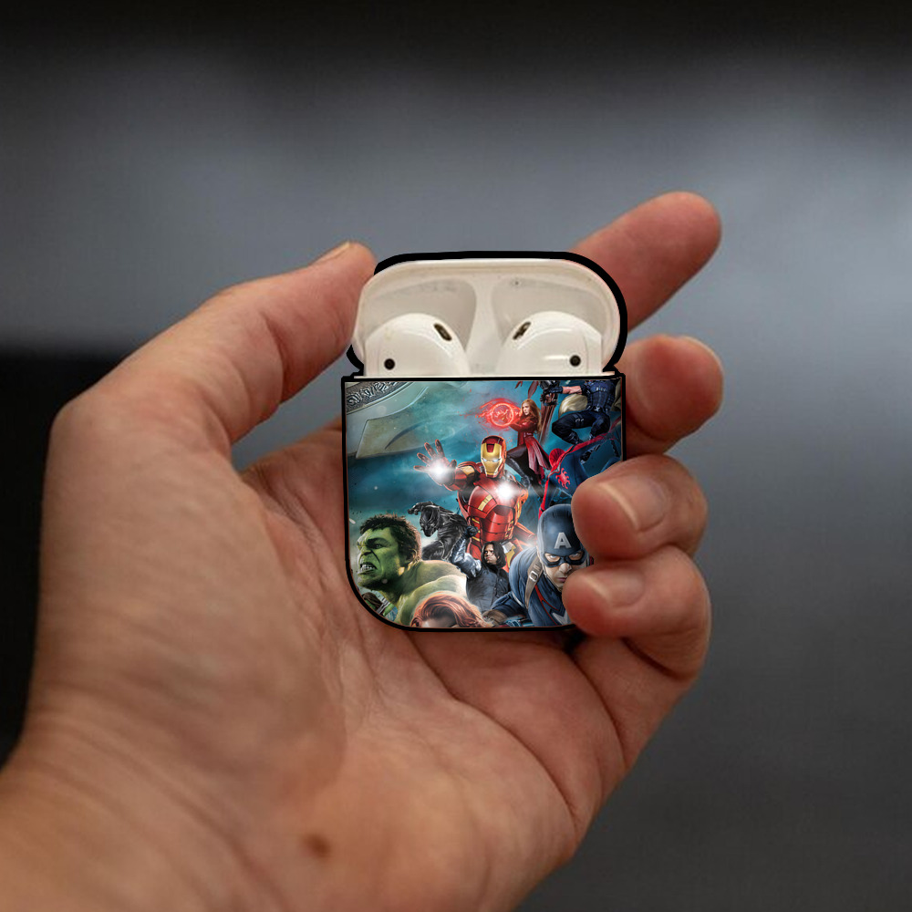 アベンジャーズ The Avengers AirPods 第2世代保護ケース ハードシェル ブラック 耐衝撃・防指紋・カラビナ付き