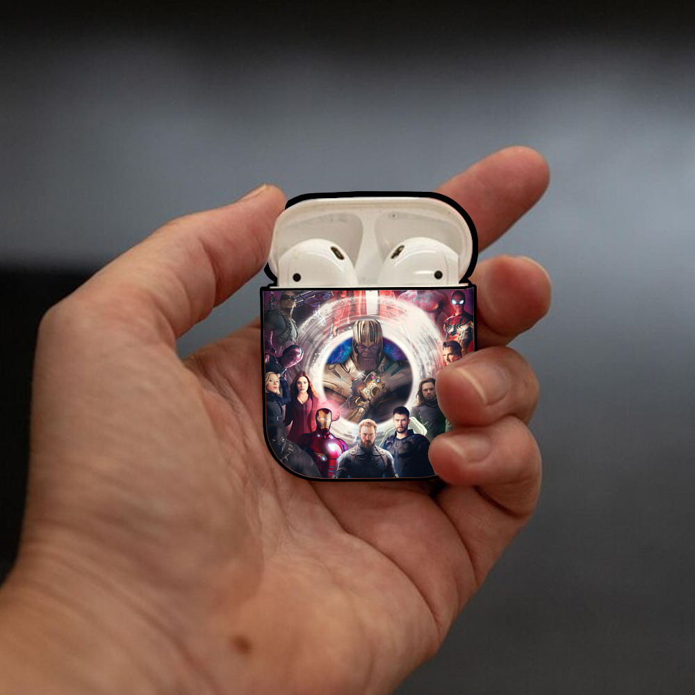 アベンジャーズ The Avengers AirPods 第2世代保護ケース ハードシェル ブラック 耐衝撃・防指紋・カラビナ付き