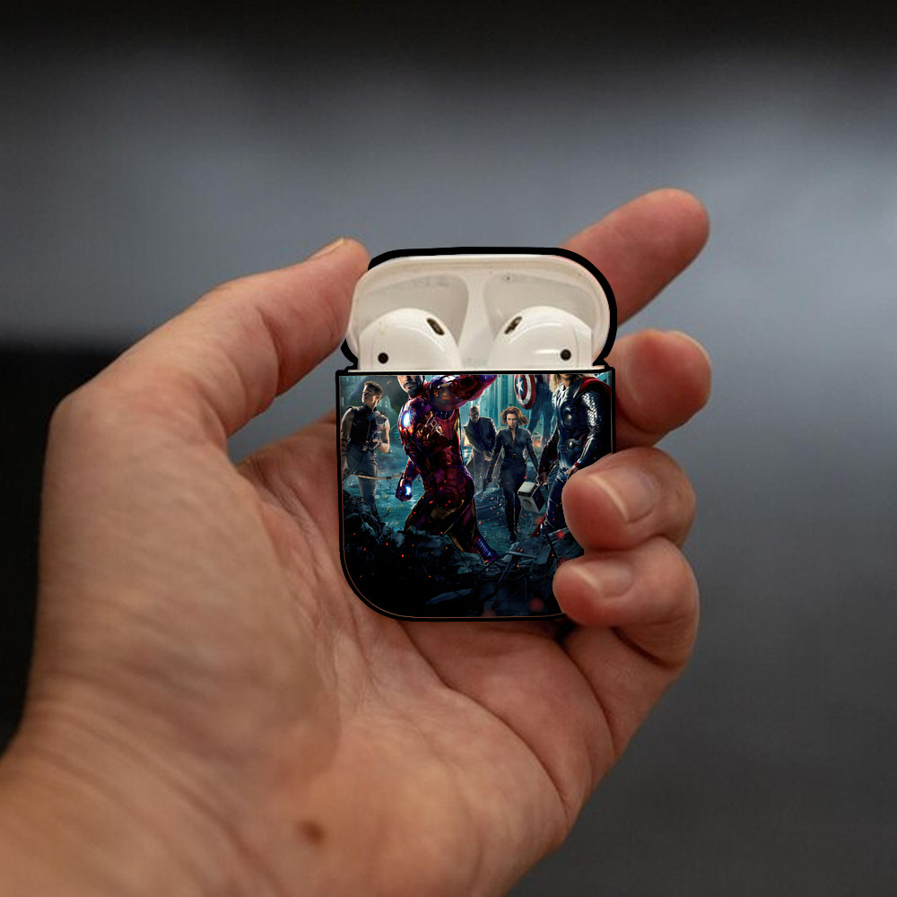 アベンジャーズ The Avengers AirPods 第2世代保護ケース ハードシェル ブラック 耐衝撃・防指紋・カラビナ付き