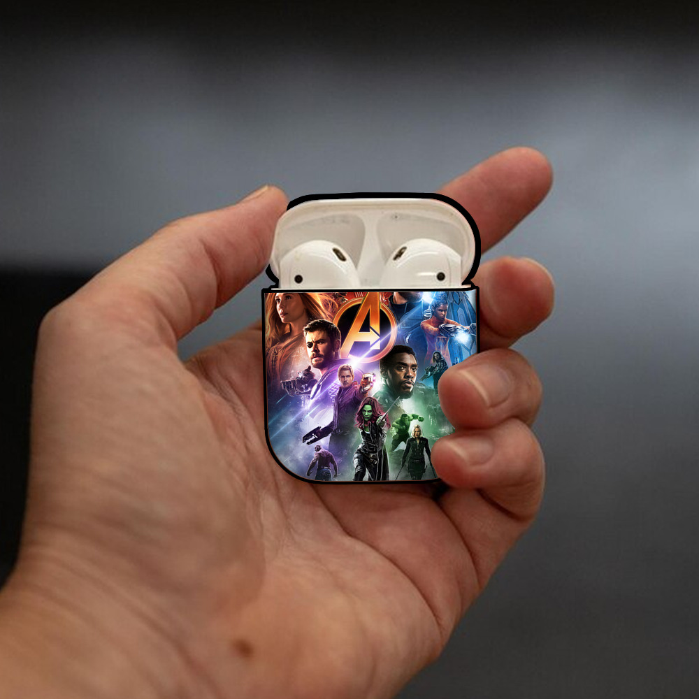 アベンジャーズ The Avengers AirPods 第2世代保護ケース ハードシェル ブラック 耐衝撃・防指紋・カラビナ付き