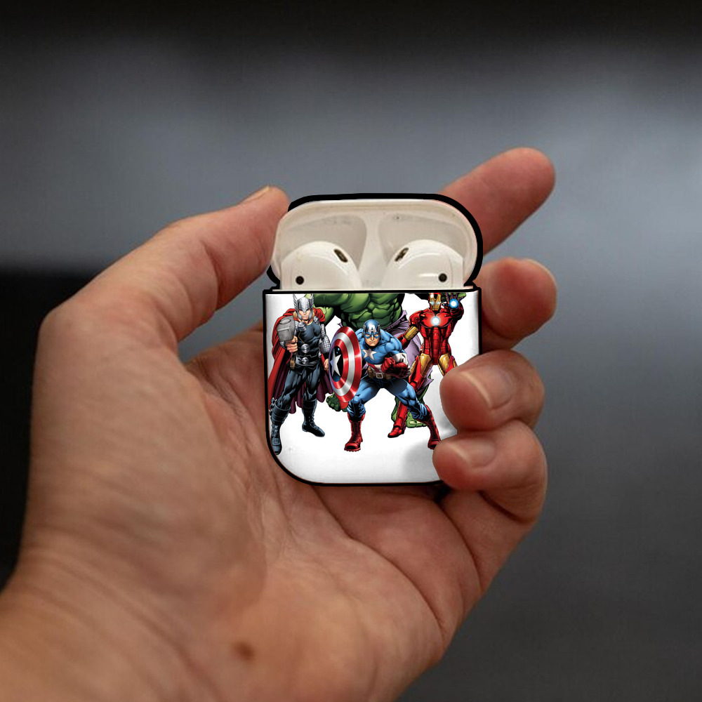アベンジャーズ The Avengers AirPods 第2世代保護ケース ハードシェル ブラック 耐衝撃・防指紋・カラビナ付き