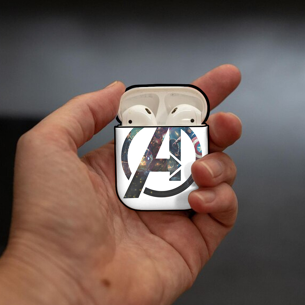 アベンジャーズ The Avengers AirPods 第2世代保護ケース ハードシェル ブラック 耐衝撃・防指紋・カラビナ付き
