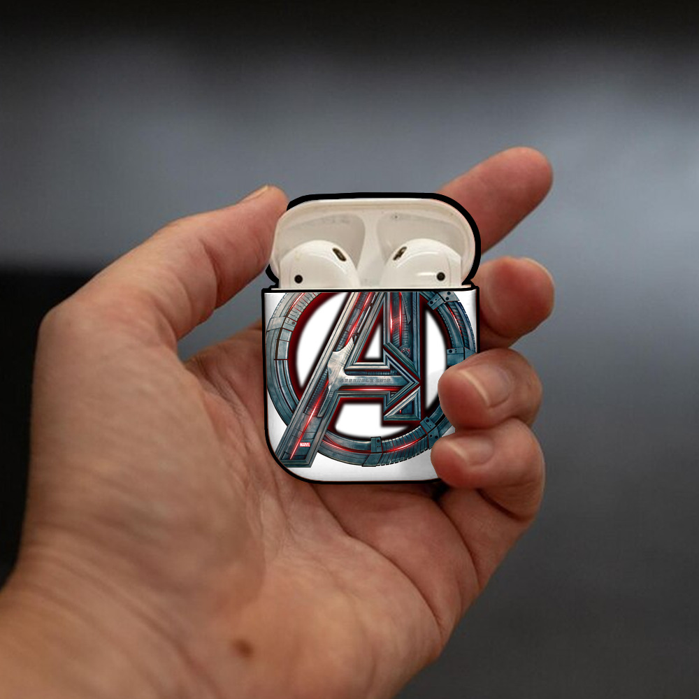 アベンジャーズ The Avengers AirPods 第2世代保護ケース ハードシェル ブラック 耐衝撃・防指紋・カラビナ付き